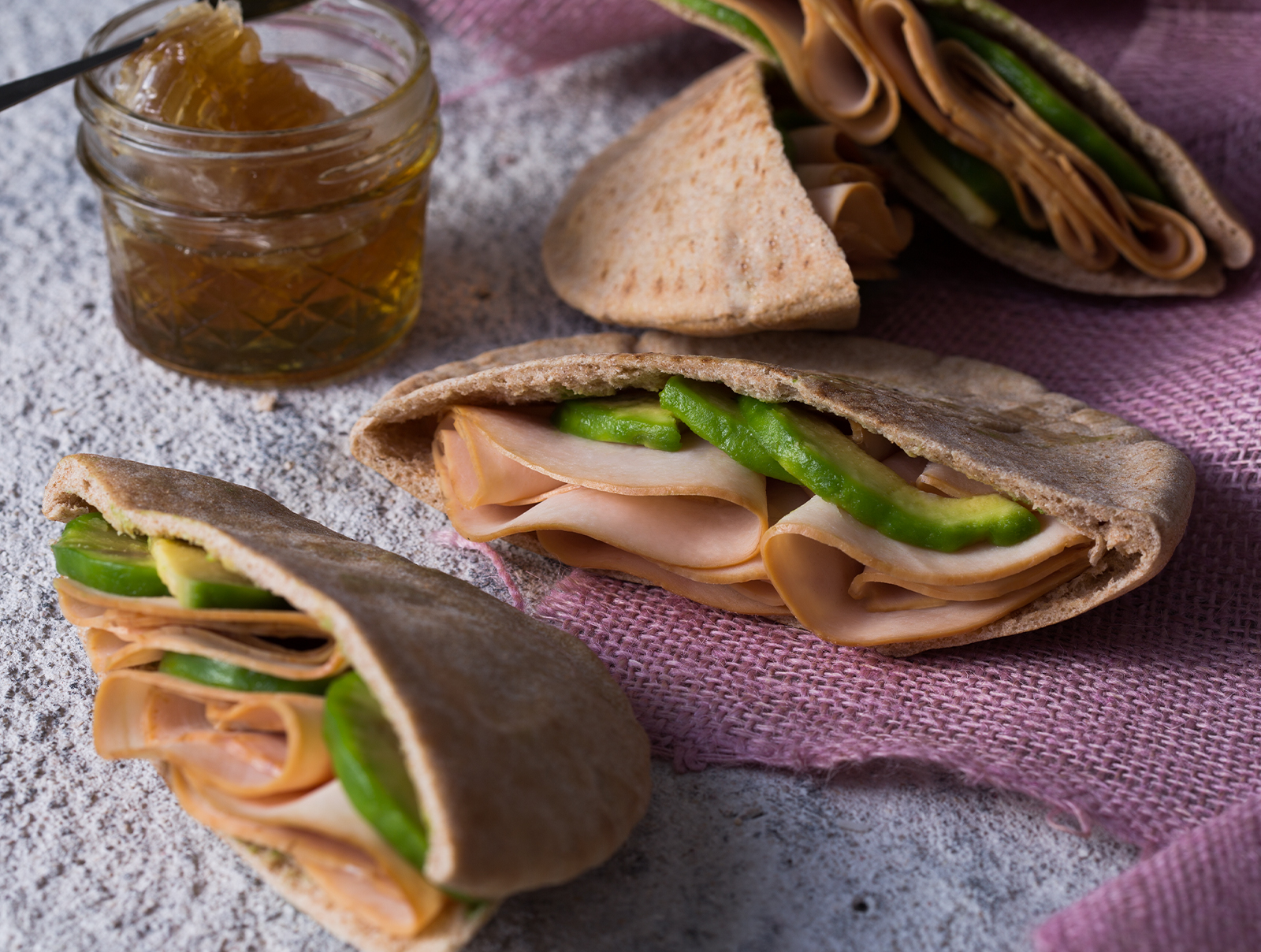 Pan Pita Integral Relleno de Pechuga de Pavo Ahumado Caserío, Guacamole