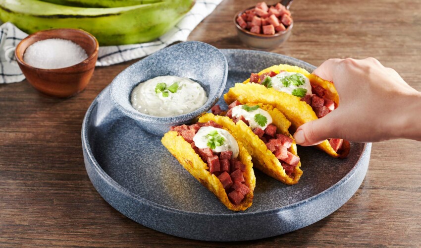 Tacos de Plátano Verde rellenos de Salami don Pedro Almirante y Mayonesa de Cilantro