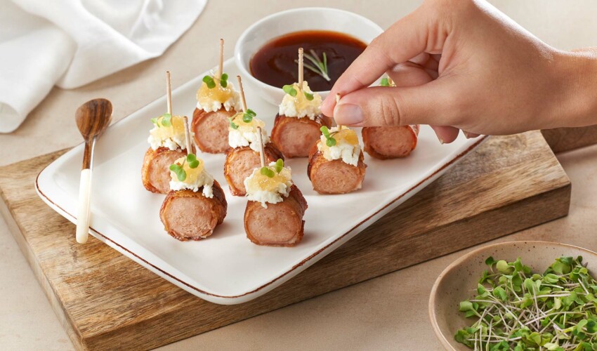 Salchichas Don Pedro Keto envueltas en Tocineta con Queso Feta y Mermelada de Carambola