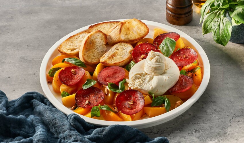 Burrata con Melocotón y Chorizo Pamplona Don Pedro