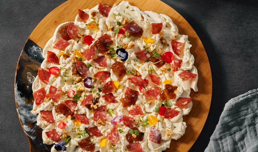 Tabla de Queso Crema y Salchichón de Lomo Don Pedro