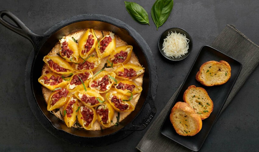 Conchas Rellenas de Queso Ricotta y Salami Real Don Pedro Sobre Salsa 4 Quesos