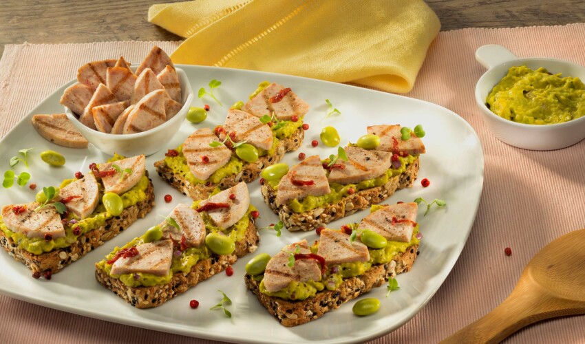 Guacatostas con salami